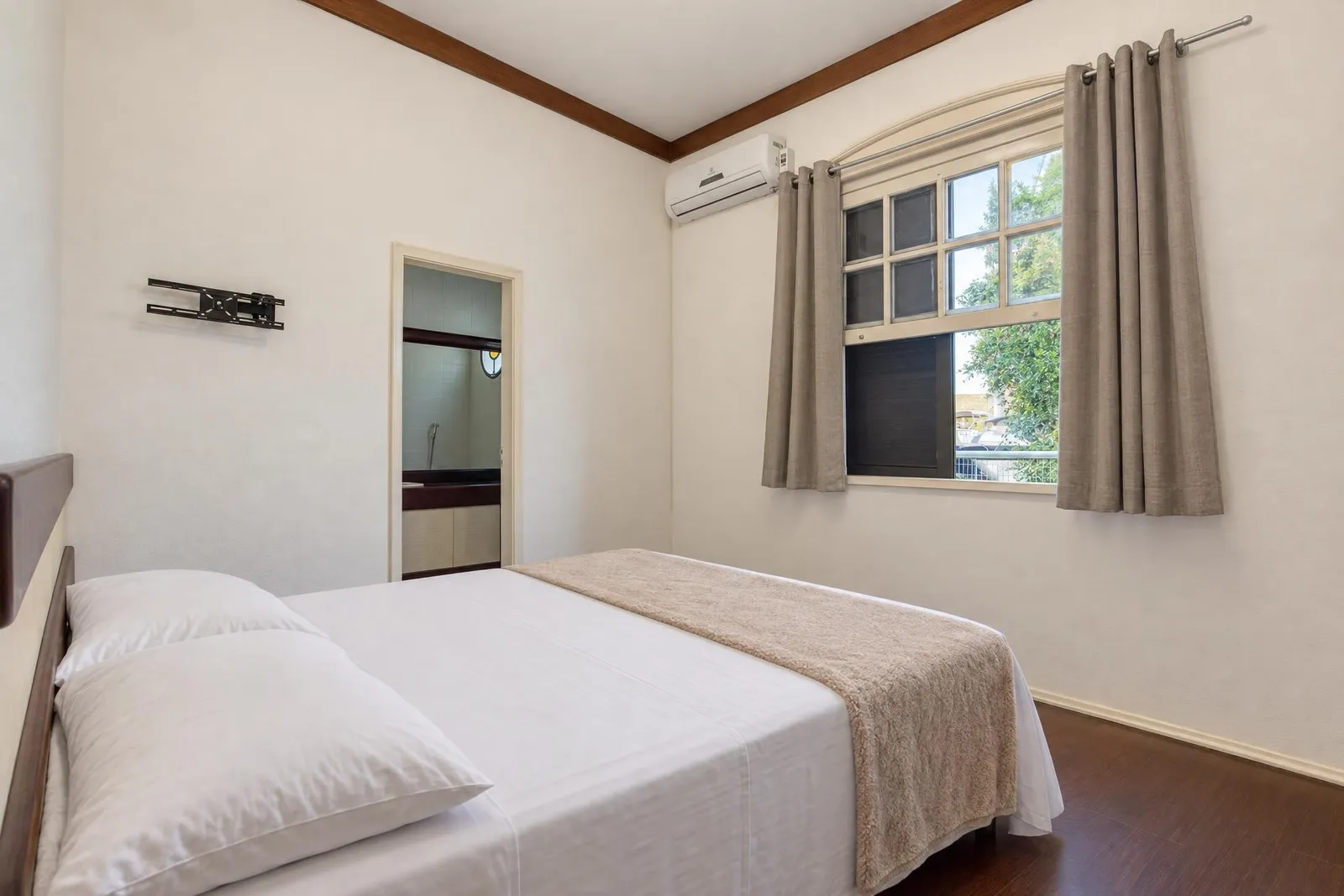 bedroom after AI editing, Glisting