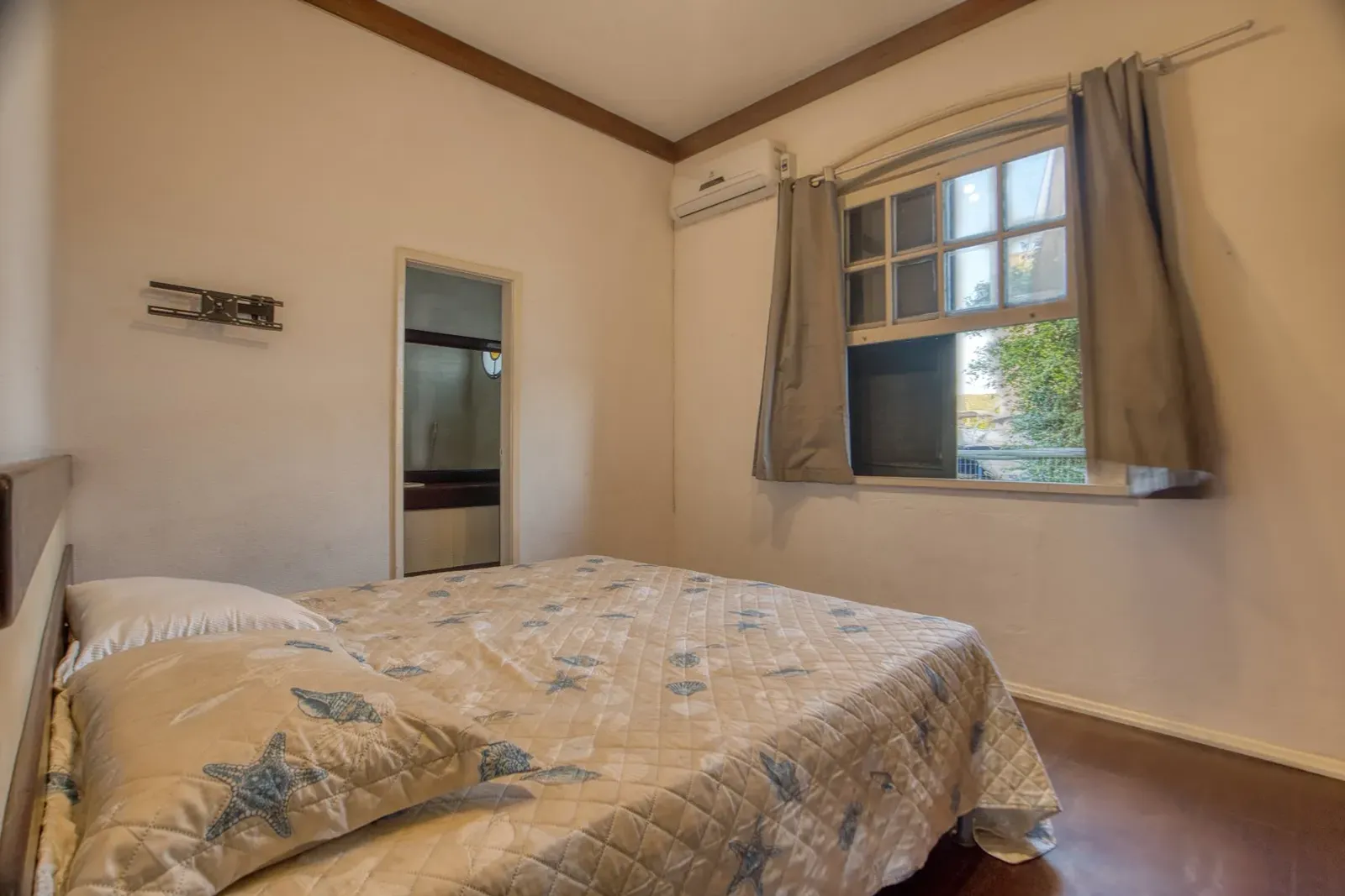 bedroom before editing, original photo, Glisting