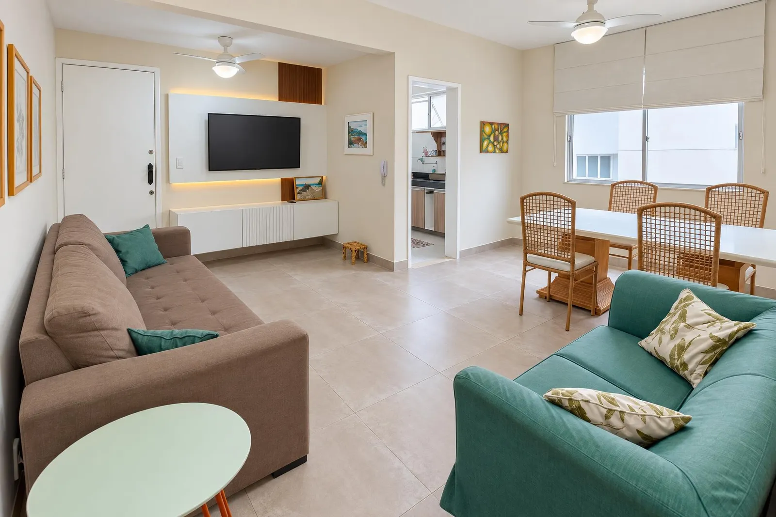 living room base photo, the one the shots were framed from, Glisting
